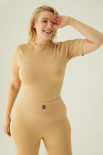 Load image into Gallery viewer, Scoopneck ribbed seamless shortsleeve top Latte
